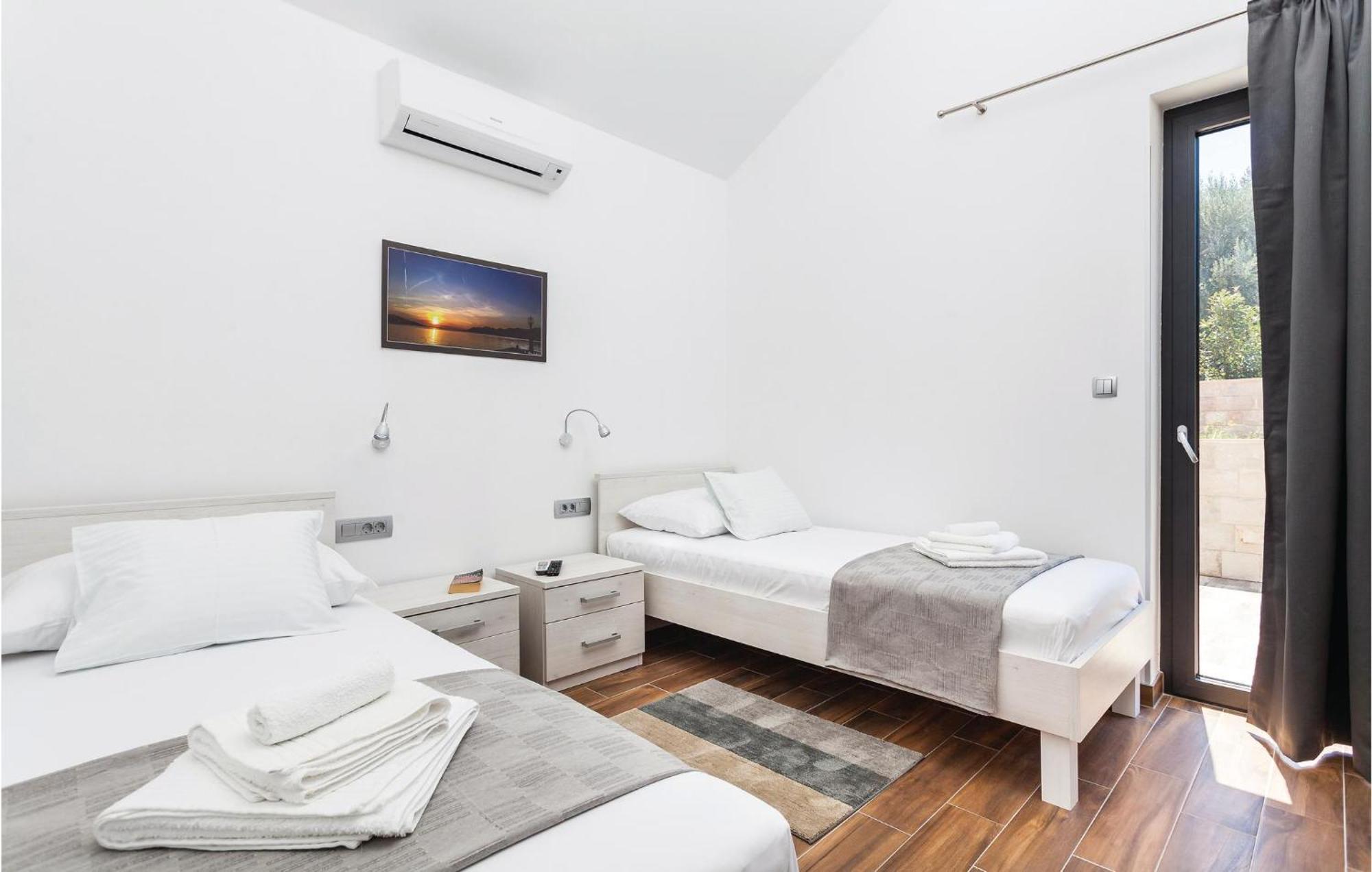 Nice Home In Kneze With Wifi Pupnat Exterior foto